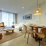 Homes By Upper Luxury Housing アパート *